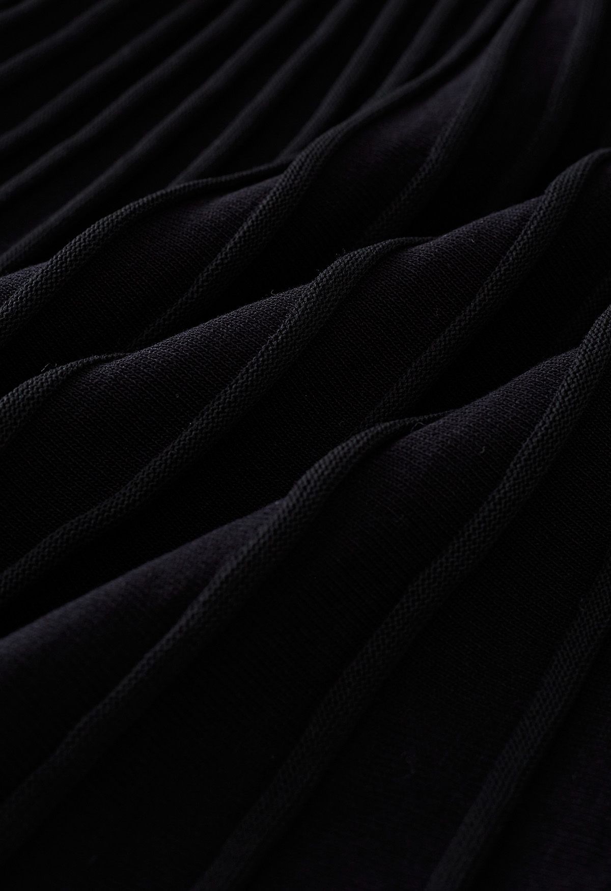Vestido de malha plissado de cor contrastante com cinto em preto