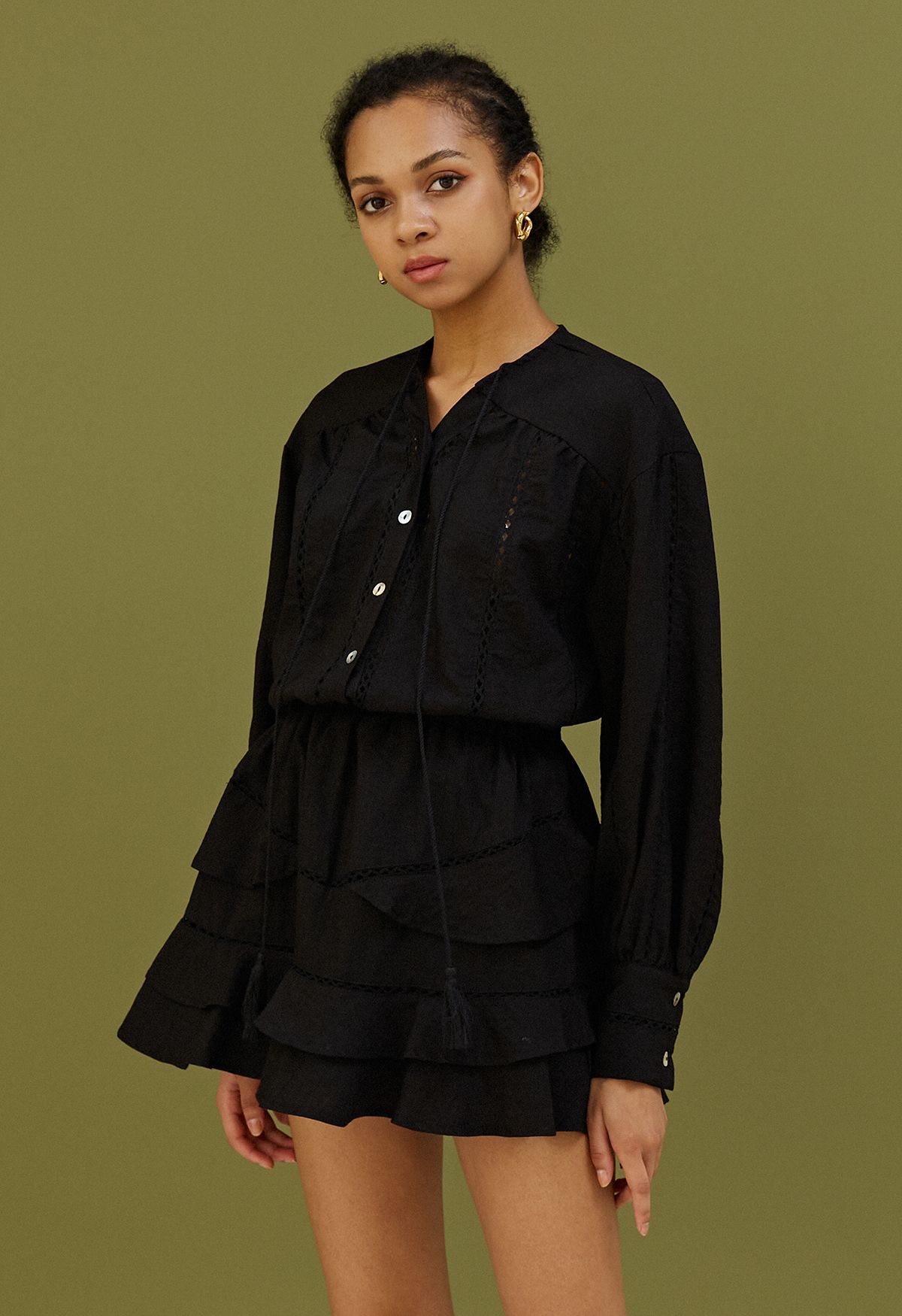 Conjunto de camisa com borla oco e minissaia em camadas em preto