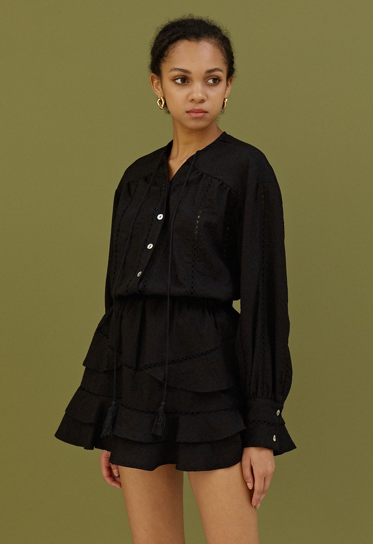 Conjunto de camisa com borla oco e minissaia em camadas em preto