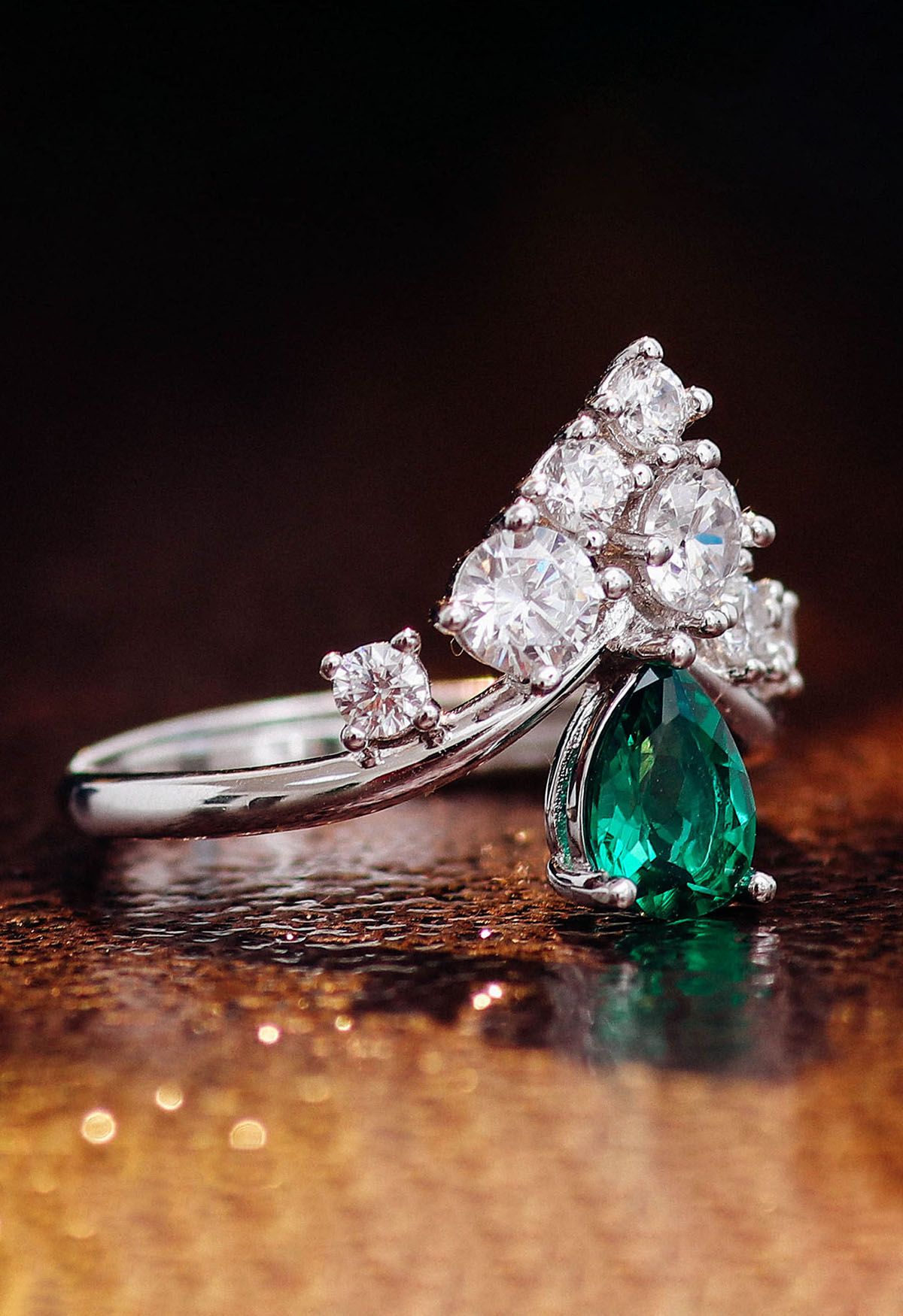 Anel de diamante com gema esmeralda e pêra