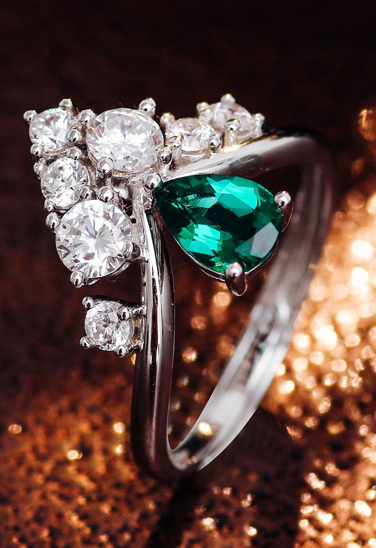 Anel de diamante com gema esmeralda e pêra
