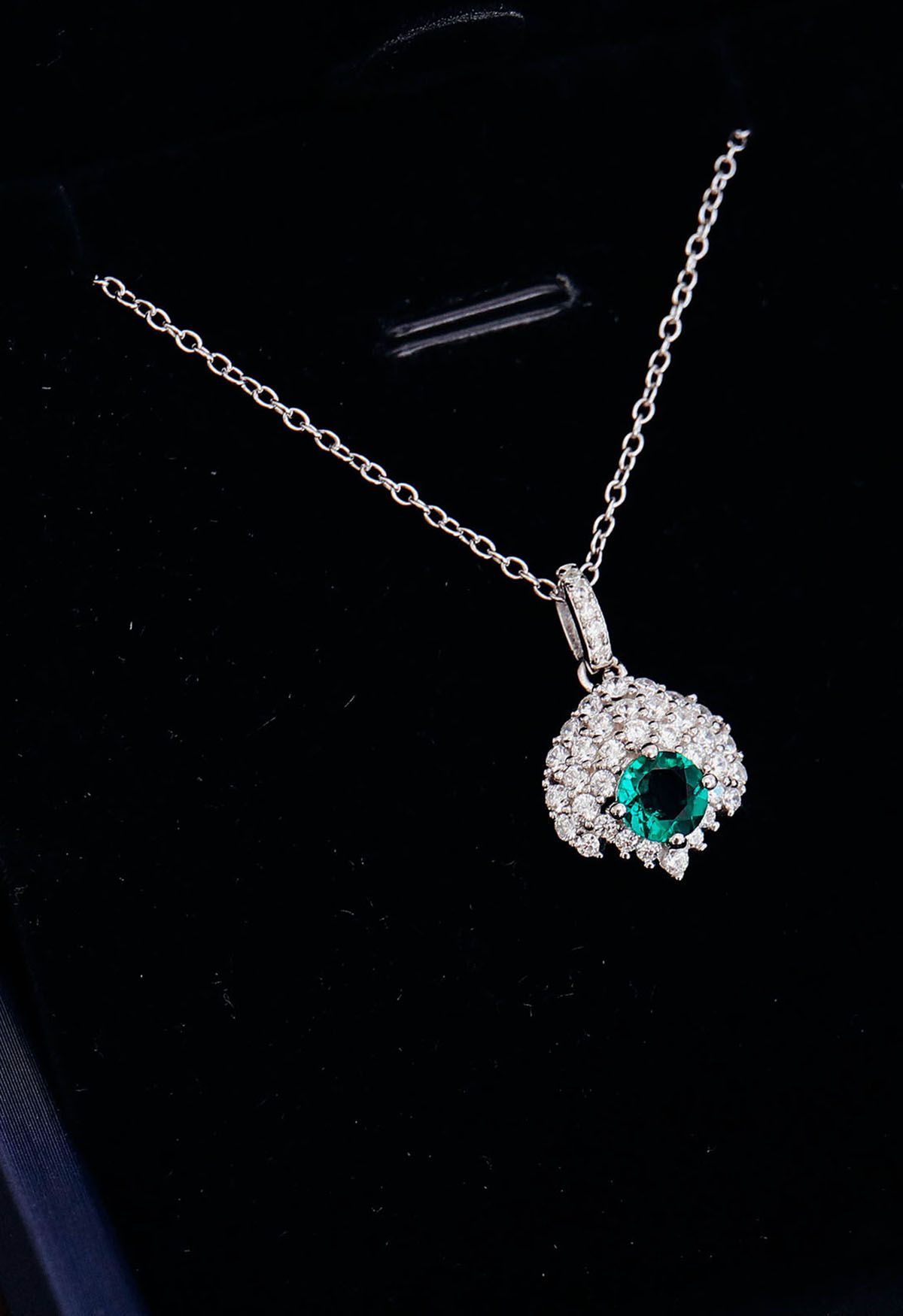 Colar de decoração de diamantes com gema esmeralda
