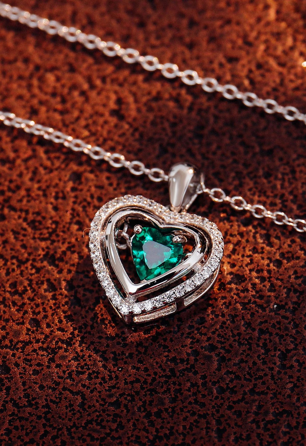 Colar de gema esmeralda em formato de coração oco