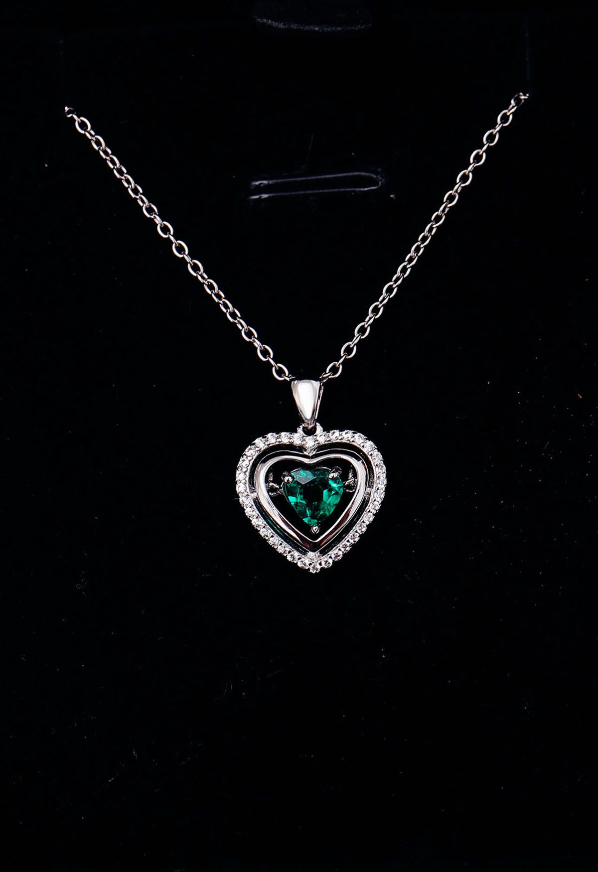 Colar de gema esmeralda em formato de coração oco