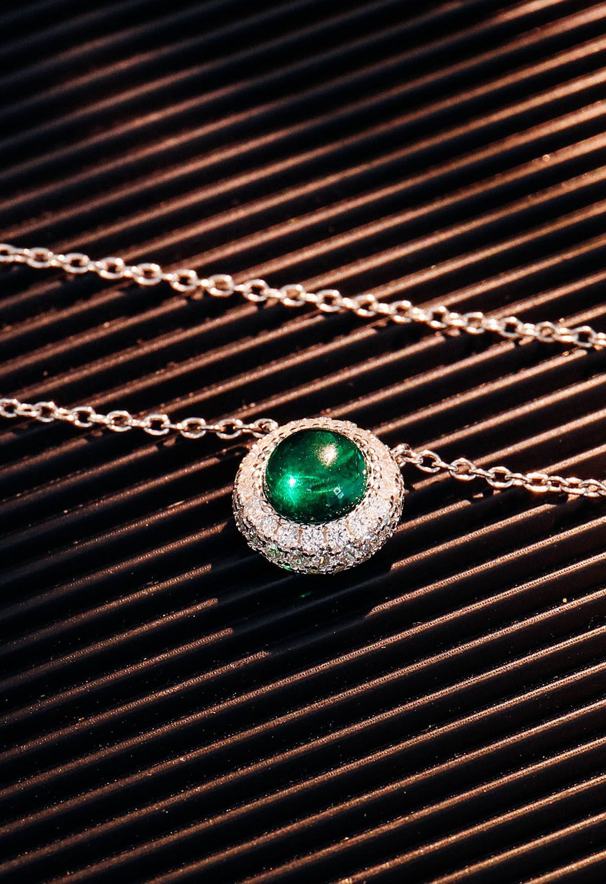 Colar de diamante com gema esmeralda halo