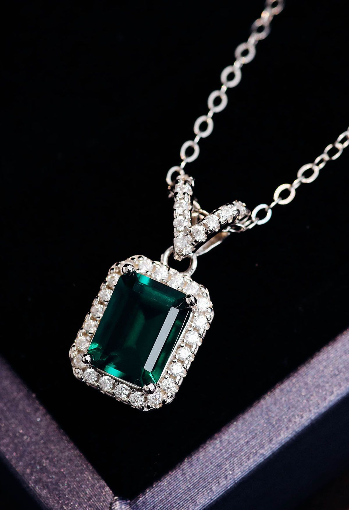 Colar de gema de esmeralda de diamante em forma de V