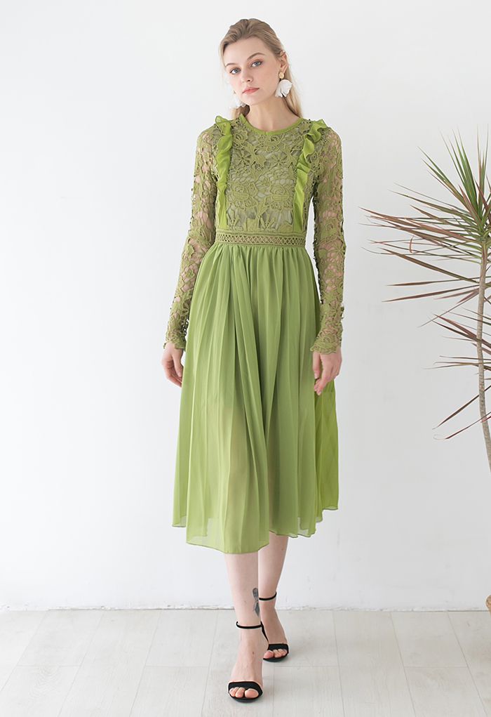 Vestido midi plissado plissado de chiffon floral de crochê em verde