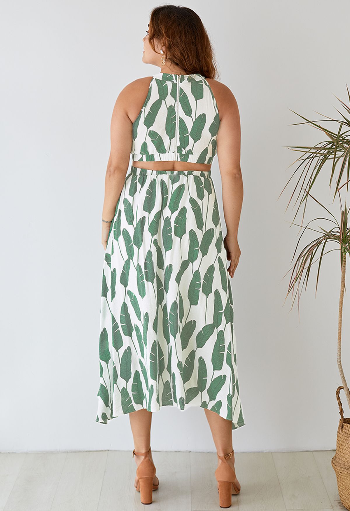 Vestido de verão com estampa de folha de palmeira e decote halter em verde