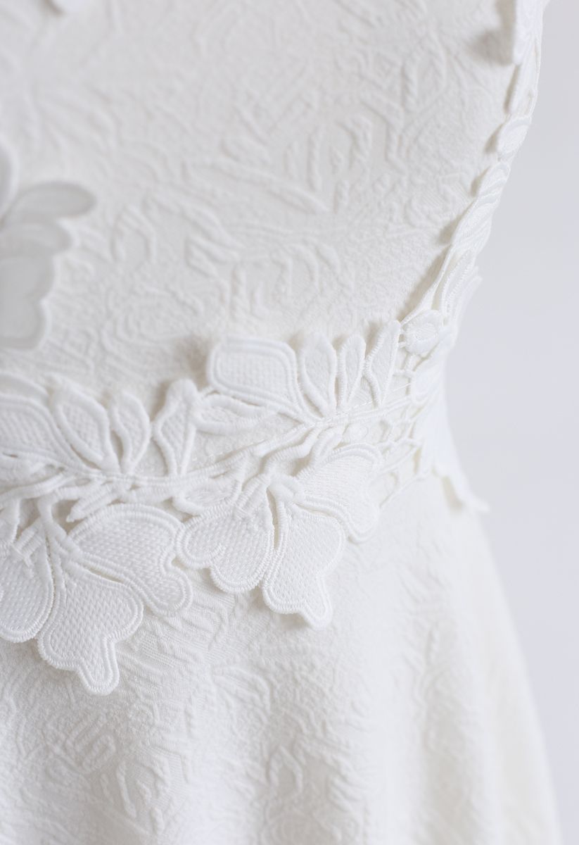 Sobre o vestido sem mangas de crochê floral em branco
