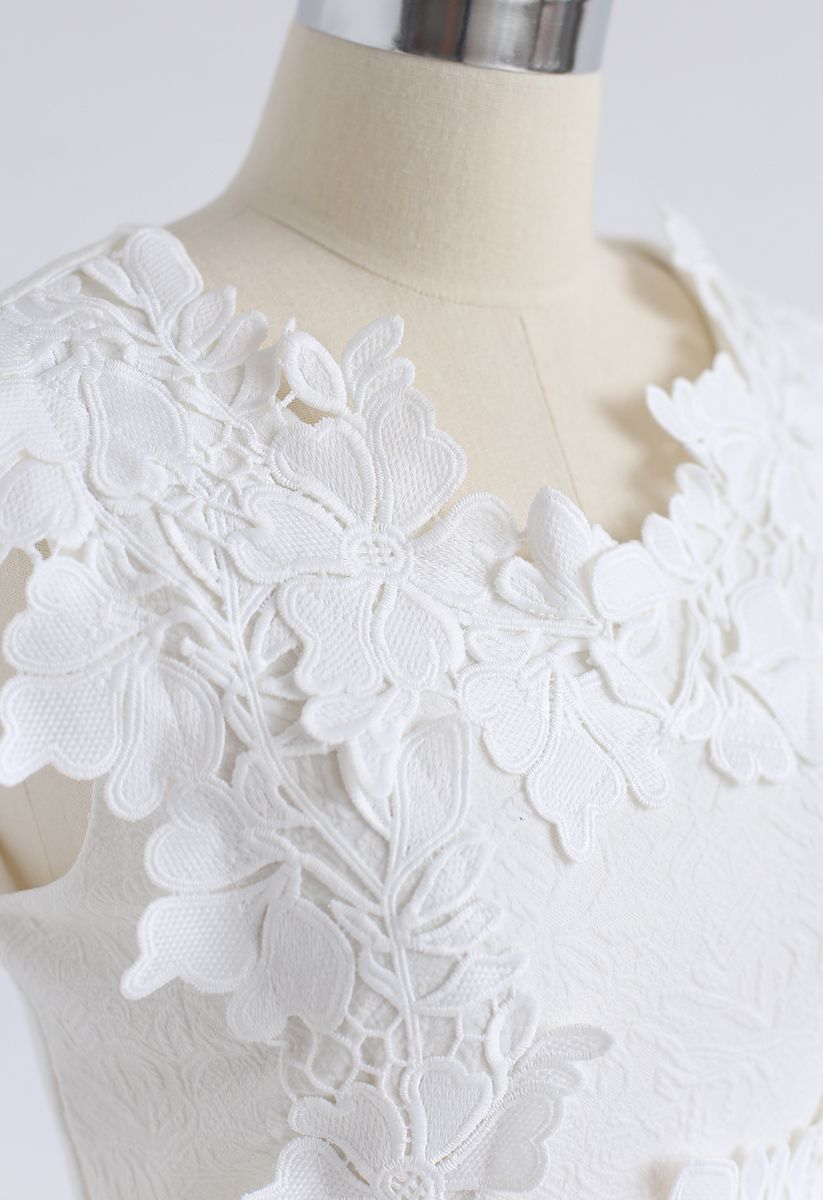 Sobre o vestido sem mangas de crochê floral em branco