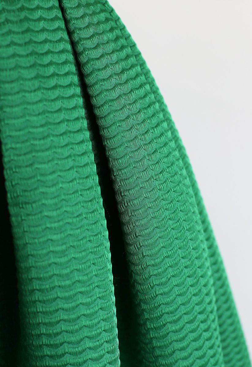 Saia midi plissada com textura ondulada na cor verde