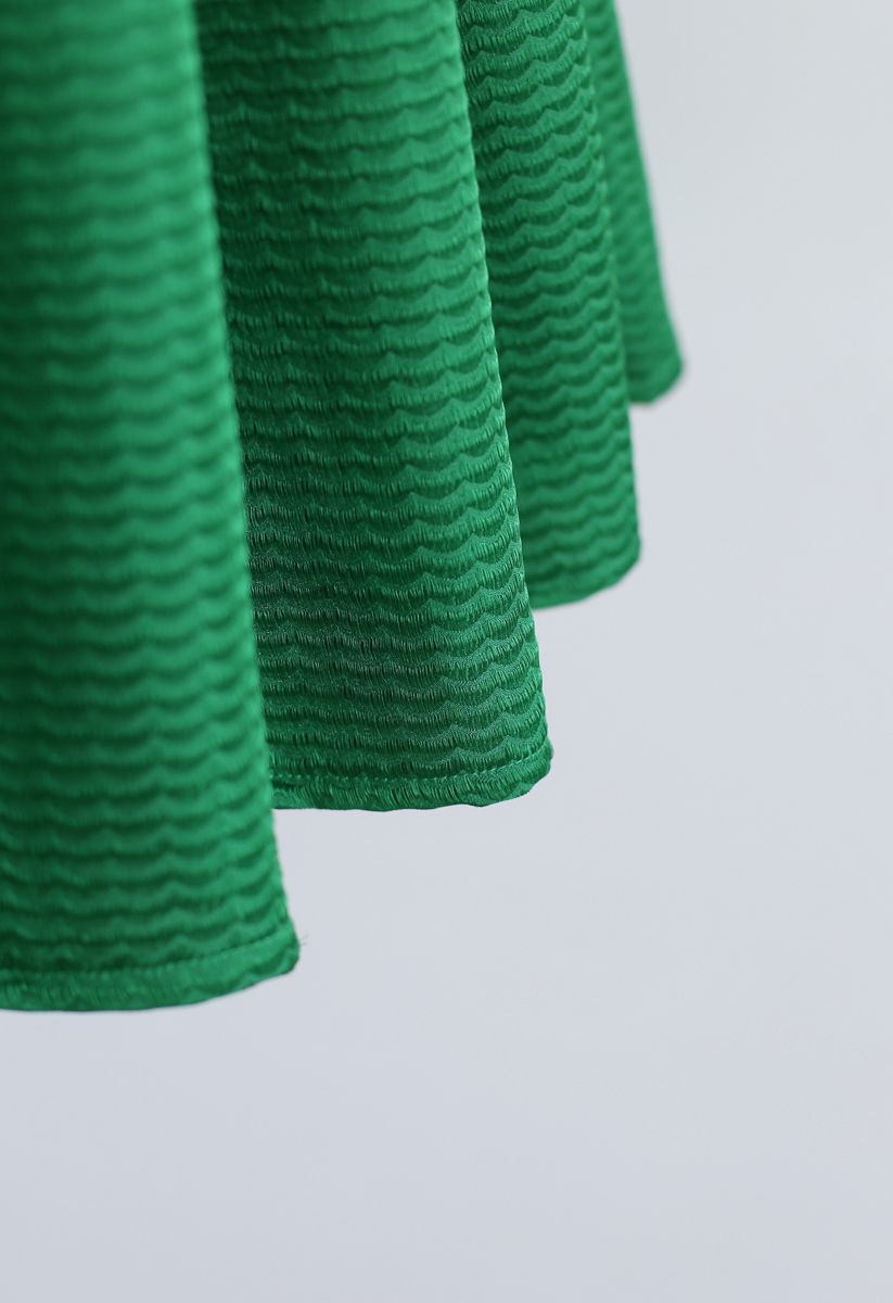 Saia midi plissada com textura ondulada na cor verde