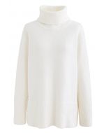 Suéter de tricô com gola alta e bainha dividida em branco