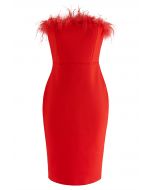 Vestido de festa tubinho colado com acabamento de penas em vermelho