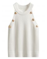 Regata de tricô com botão dourado e gola alta em branco