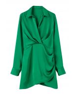 Vestido de camisa de cetim com decote em V franzido na frente em verde